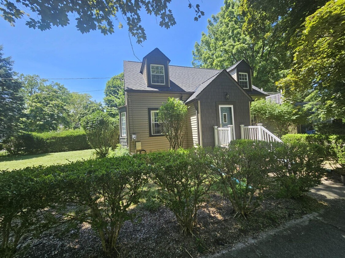Primary Photo - Spacious 5-Bedroom 2.5 Bath Home