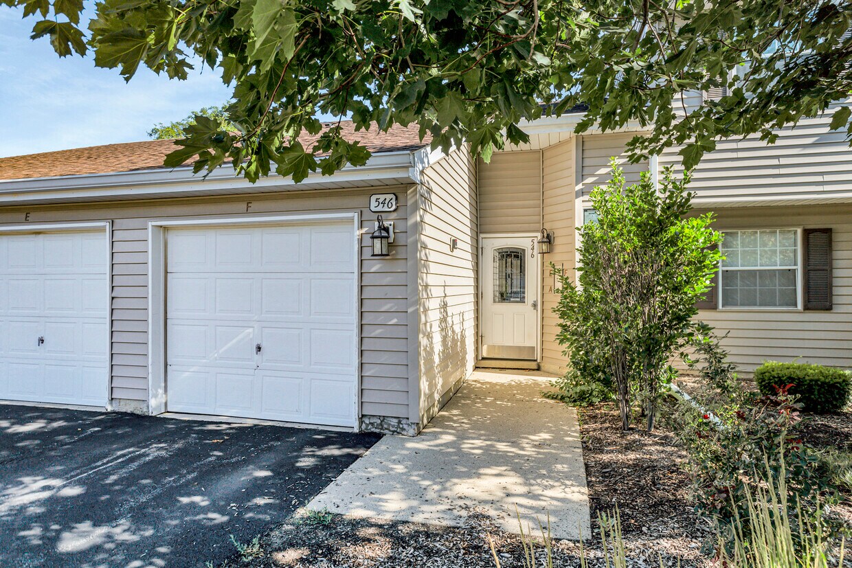 546 E Shag Bark Ln, Streamwood, IL 60107 House Rental in Streamwood