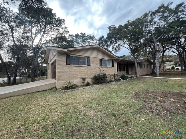 Foto del edificio - 801 Timber Dr