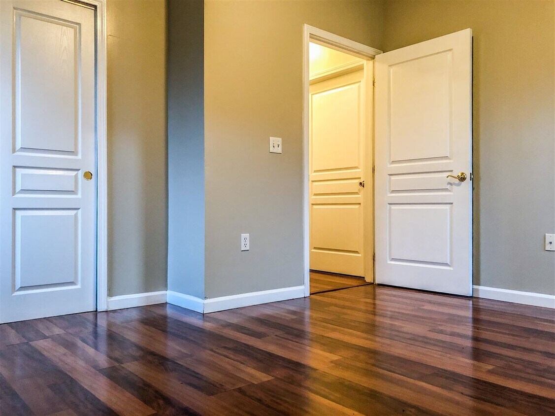 Foto principal - 845 Newark Ave