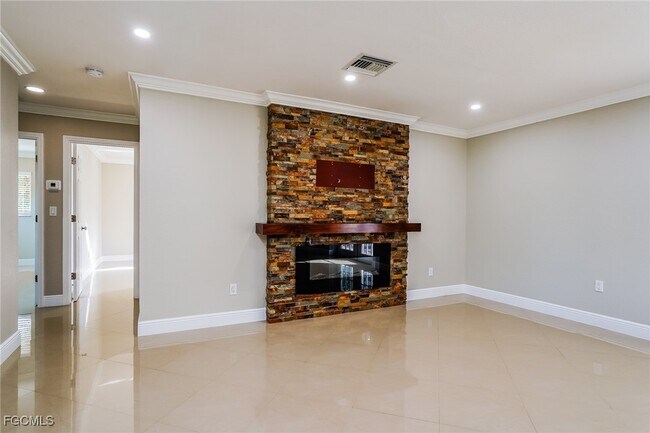 Foto del edificio - 300 East 10th Street