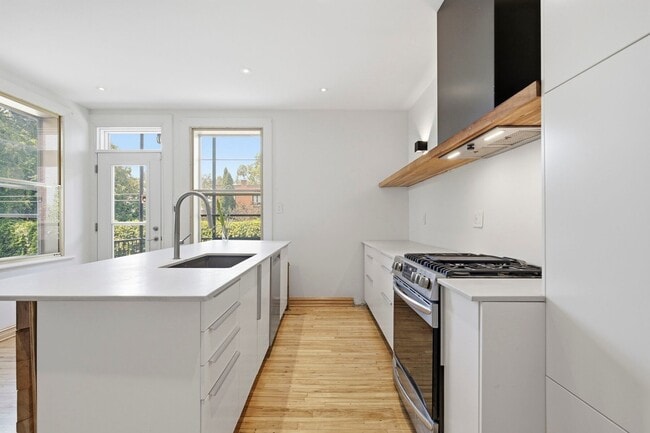 Building Photo - 10832 Av. d'Auteuil