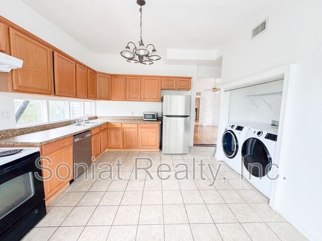 Building Photo - 1621 Crete St