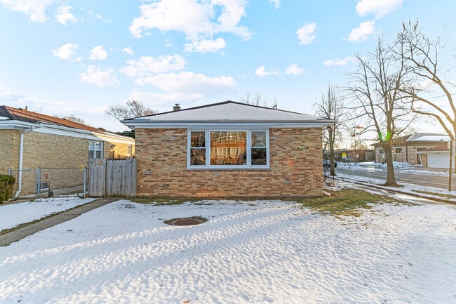 Building Photo - 3457 Main St