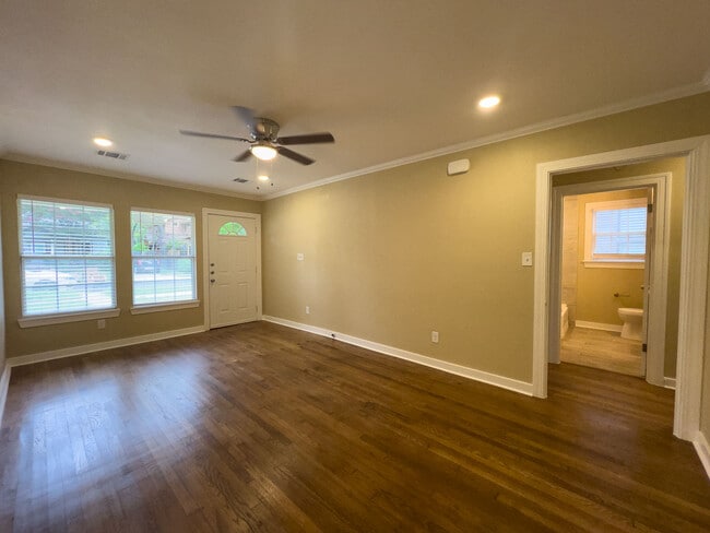 Building Photo - 713 Harris Ave