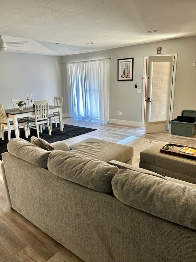 Foto del edificio - Greenback 37742-2 Bedrooms, 2 Baths, 2 car garage. Call Dick Cutler 865-254-1940