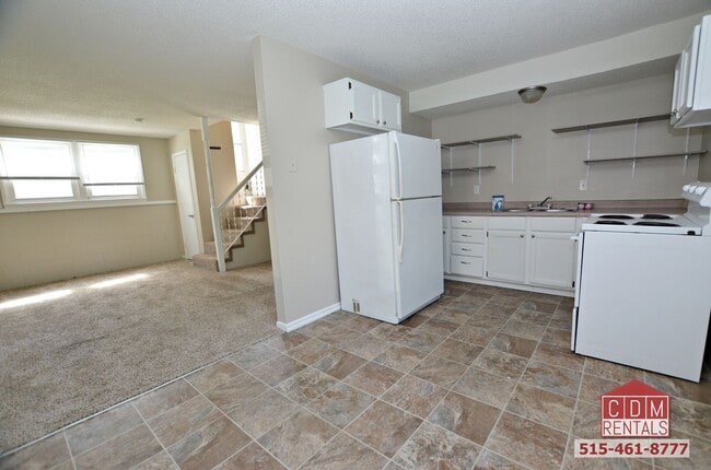 Building Photo - Nicely Updated Duplex