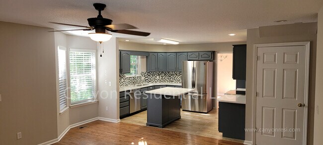 Foto del edificio - Beautiful 4b Room!Move in ready!