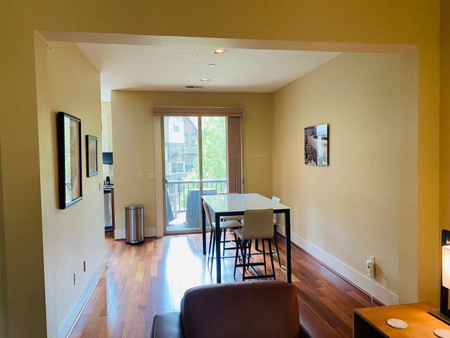 Foto del edificio - Incredible Custom Townhome