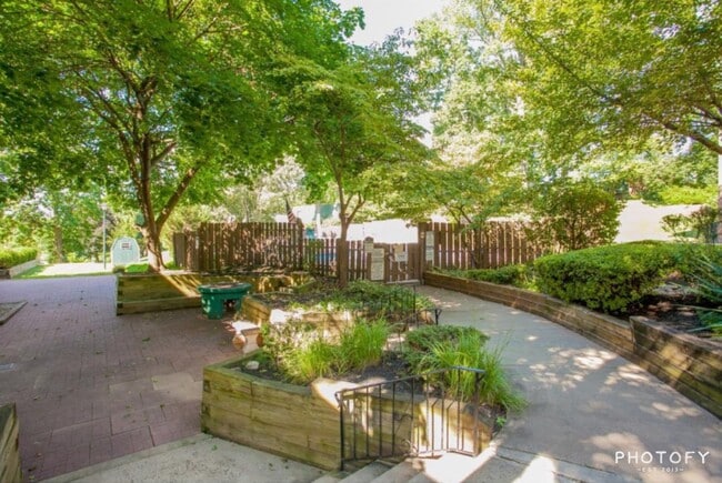 Foto del edificio - 1217 Meadowview Ln