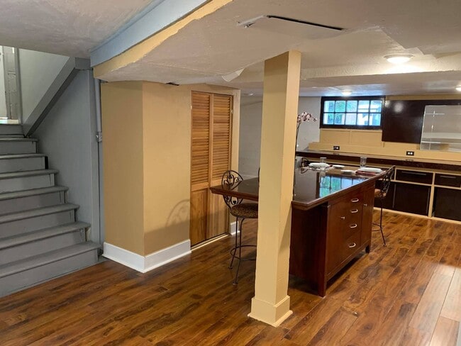Open concept living - 1923 High St SE