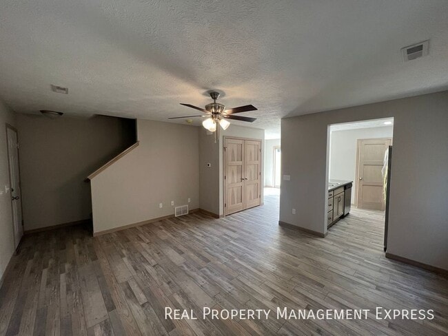 Building Photo - 3-Bedroom, 1.5 Bath Townhome
