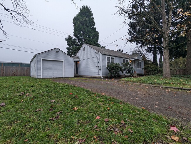 Building Photo - Spacious 2-Bedroom, 1-bath Home Close To Owen Rose Gardens!