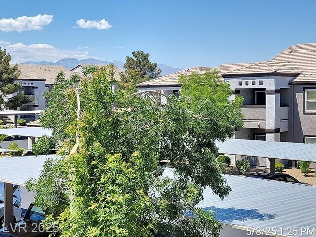 Foto del edificio - HIGHLY DESIRABLE SW CONDO LOCATED IN THE T...