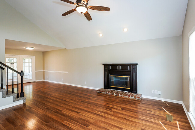 Building Photo - Inviting 3-Bedroom Home with Sunroom