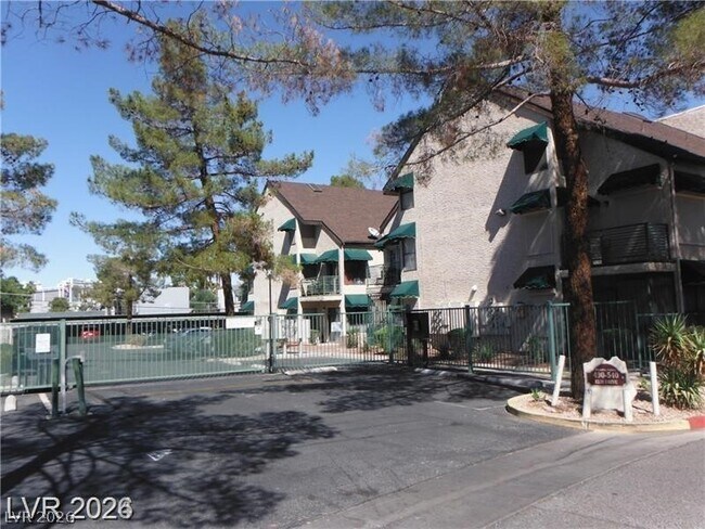 Foto del edificio - 480 Elm Dr
