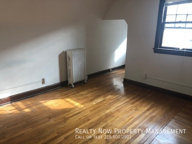Building Photo - Cleveland Heights 1 bedroom 3rd Floor