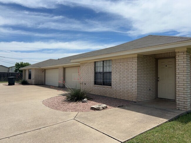 Building Photo - 914 McDaniel Cir