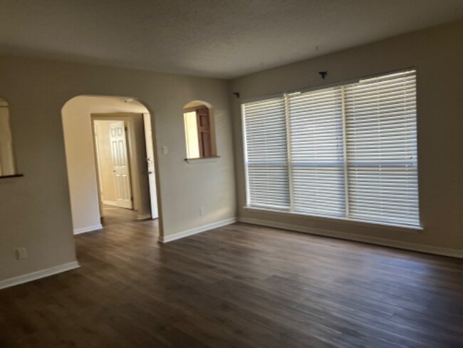 Foto del edificio - 8610 Woodridge Dr