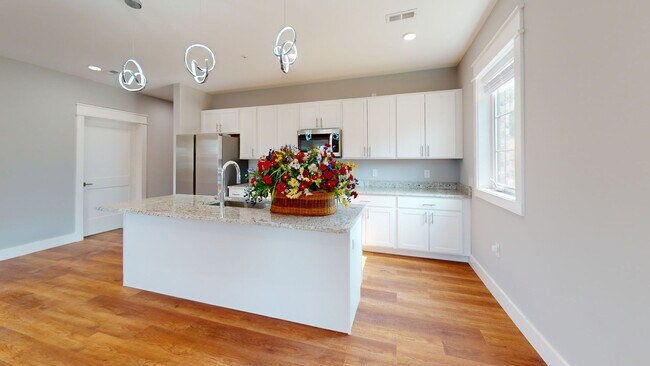 Foto del edificio - 4BR/4BA Unit #101 in 14 BR Triplex | UTK O...