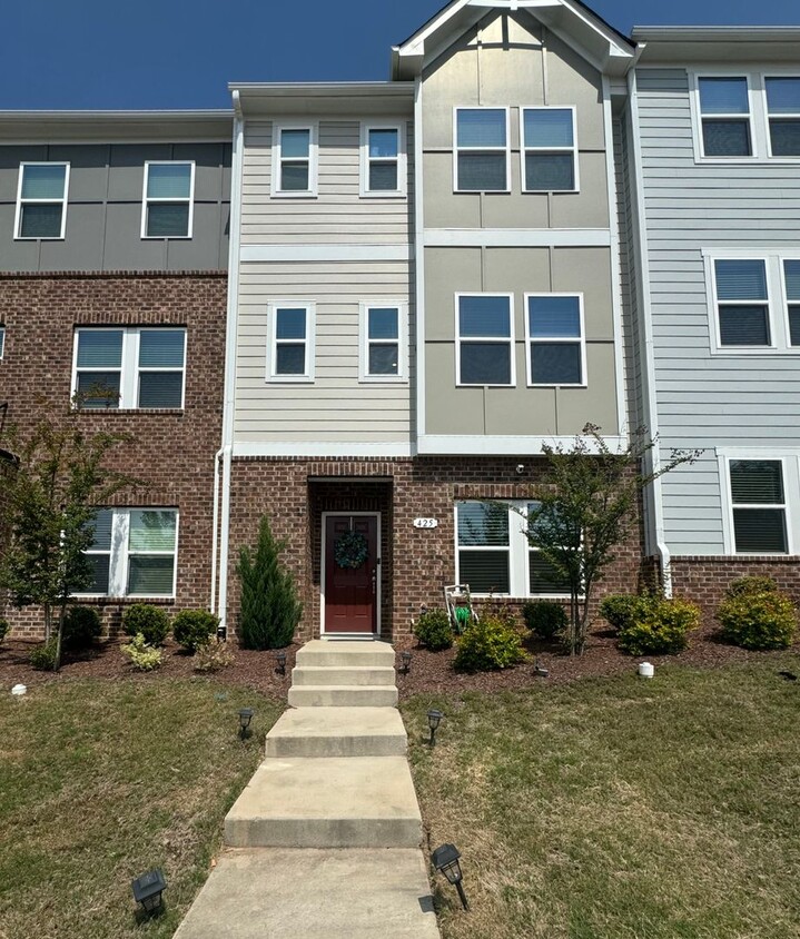 Foto principal - Spacious 4 Bed | 3 Bath Townhome in Cary w...