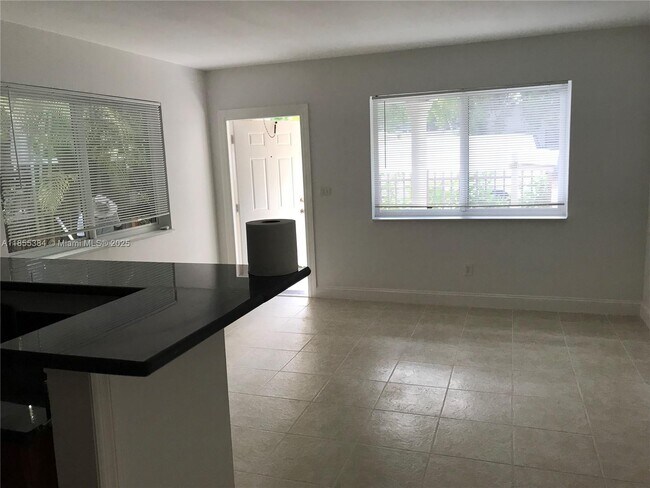 Foto del edificio - 757 NE 127th St
