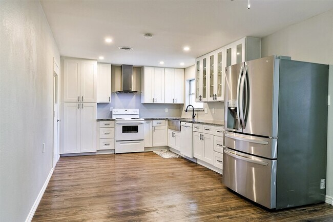 Foto del edificio - 1318 N Rogers Rd