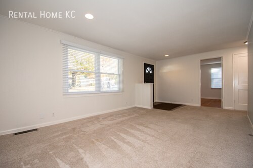 Foto del edificio - Super sharp remodeled 3-bed/2-bath Ranch  ...