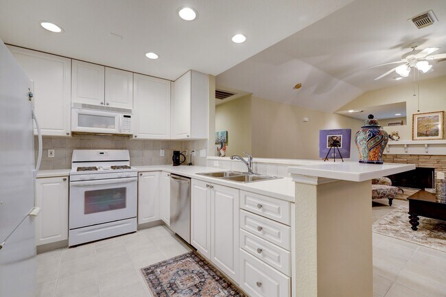 Building Photo - 10 Stone Creek Pl