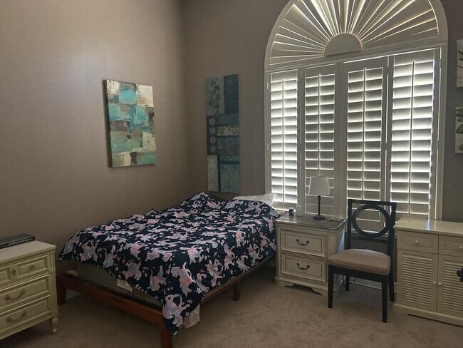 Dormitorio N - Vistas a las montañas - 11511 E Caribbean Ln