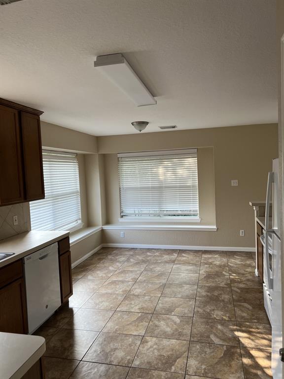 Building Photo - 374 Lake View Dr