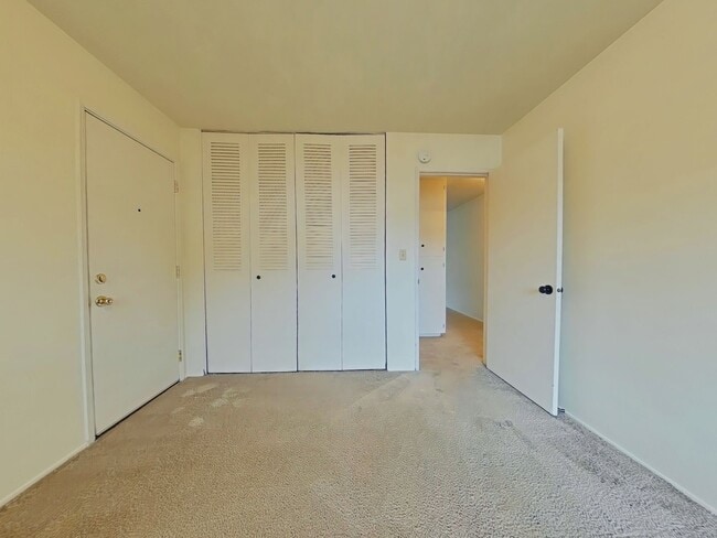 Building Photo - 2 Bedroom Apartment ~ Close to Campus ~ Ca...