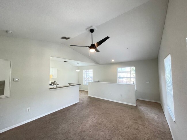 Building Photo - 1 Bedroom / 1 Bath Condo in Gated Communit...