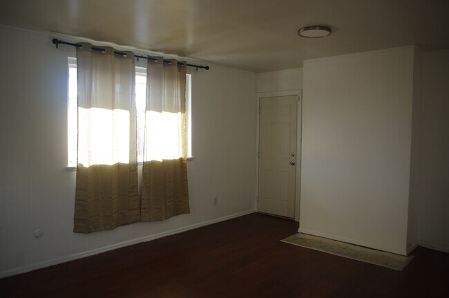 Foto del edificio - 2443 Woodstock Avenue, Unit 1