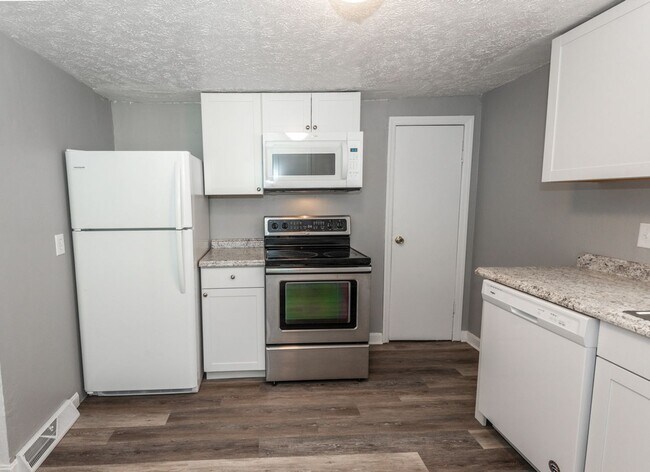 Building Photo - Remodeled 3 Bedroom Home - Available Now!