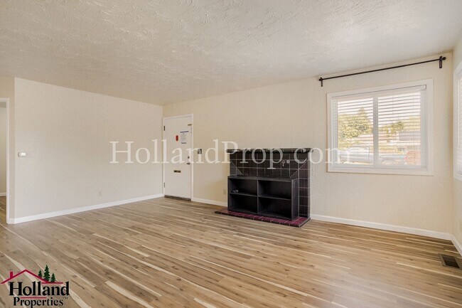 Foto del edificio - Charming 3-Bedroom Home in Highly Walkable Milwaukie Neighborhood!