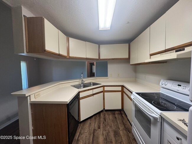 Building Photo - 7667 N Wickham Rd