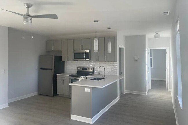 Cocina con barra tipo península - 216 Findlay St