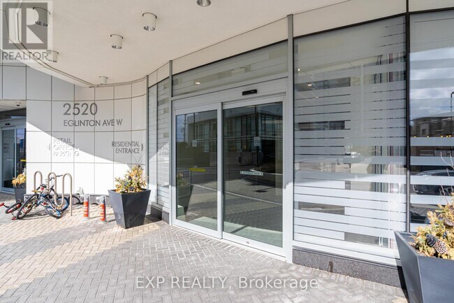 Photo du bâtiment - 2520-2520 Eglinton Ave W