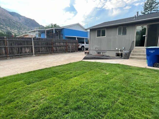 Building Photo - 1124 Vitt Dr