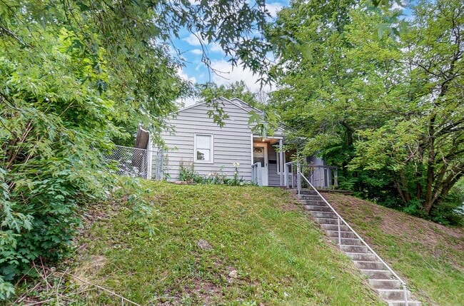 Photo - Three Bedroom Available in Dayton! House