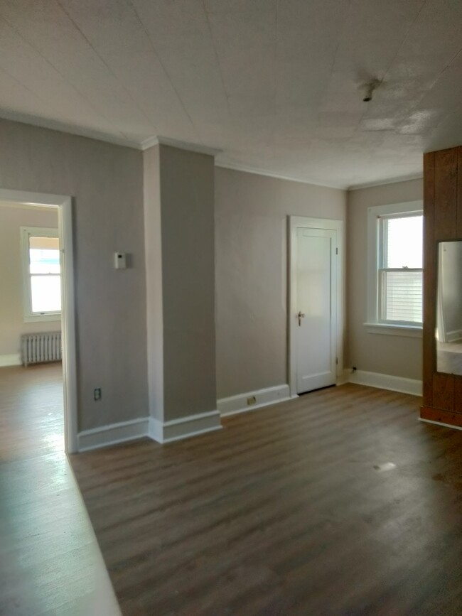 Building Photo - 415 Maple St