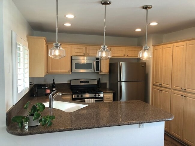 Building Photo - 2 bedroom, 1 bath townhome in great location