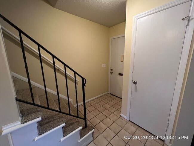 Building Photo - Olentangy Condominiums 2 Bedroom