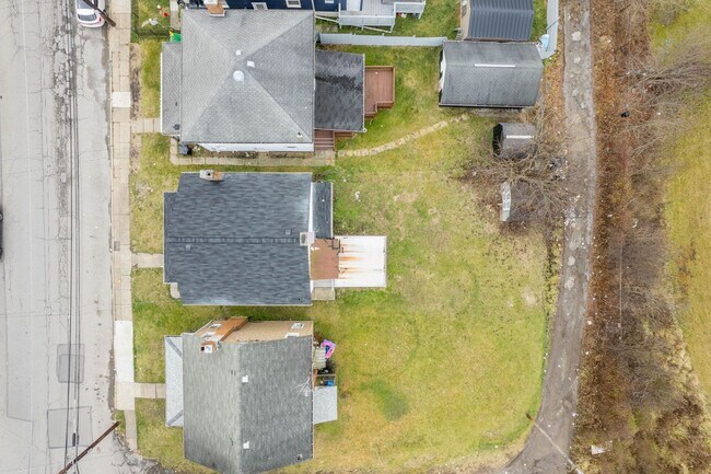 Building Photo - Spacious 3 bedroom in Aliquippa available ...