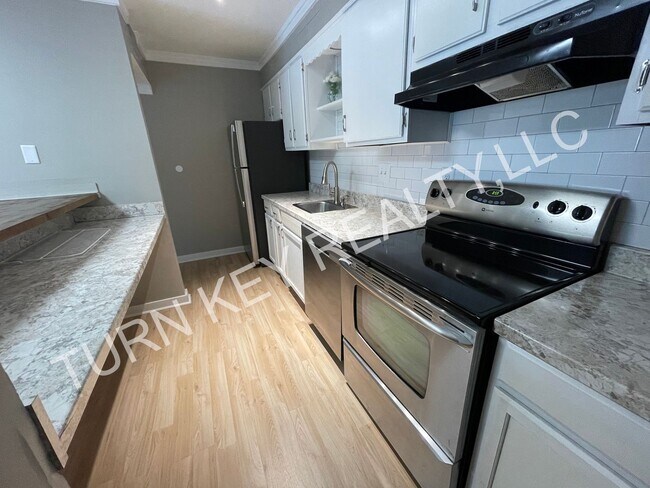 Building Photo - 408 Skyview Dr