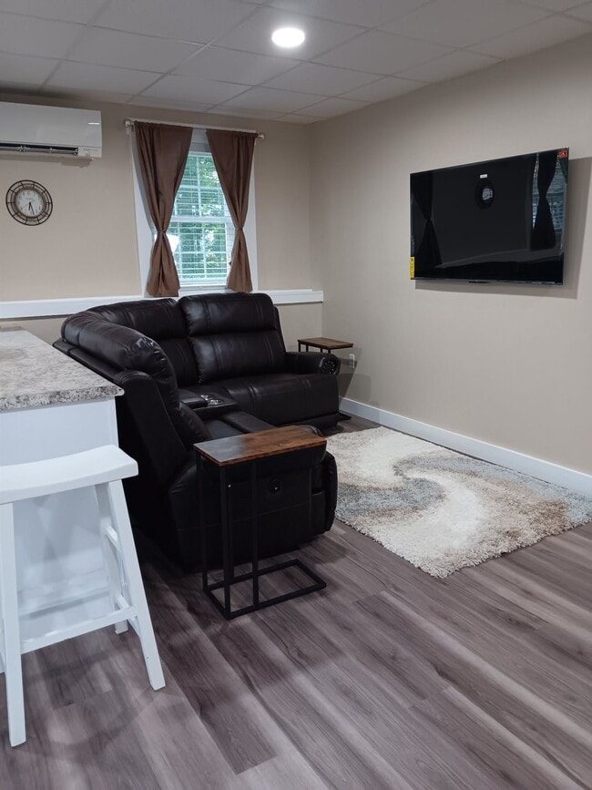 Foto del edificio - 135 Poland Rd