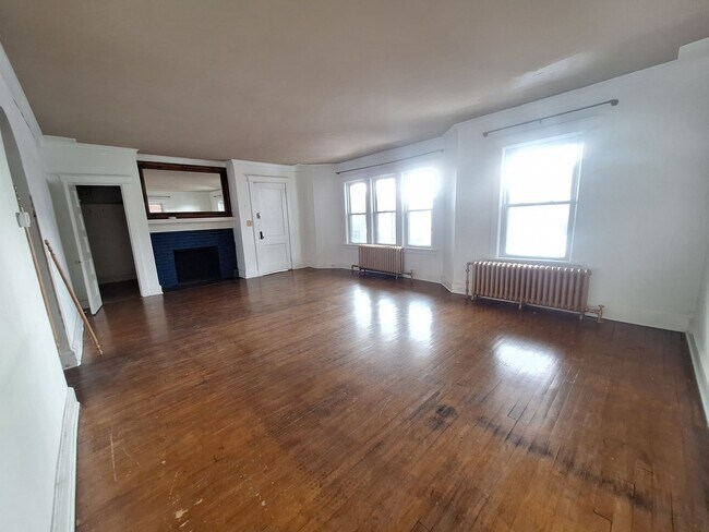 Building Photo - Large 3 Bedroom Open in April!