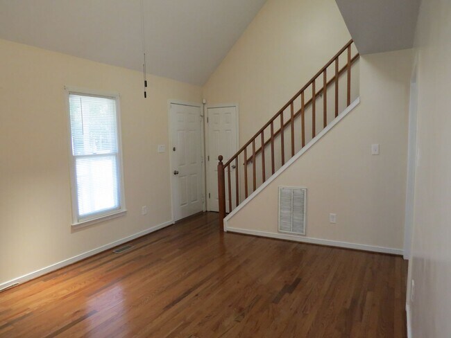 Building Photo - Beautiful, Spacious 4 Bedroom Home in Midl...