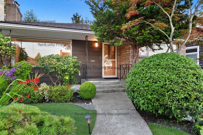 Foto del edificio - Charming Magnolia Home with Sunny Deck & F...